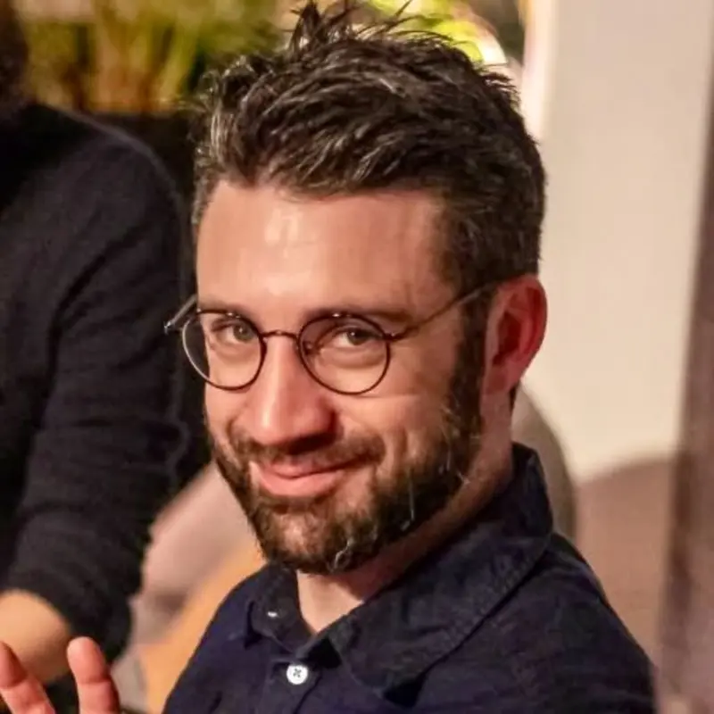 Arthur Allizard - Fondateur et Directeur Artistique Studio Tonus, expert communication RSE climat, réalisateur vidéo éco-responsable et formateur digital Normandie